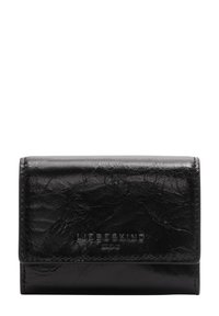 Czarny skórzany portfel o pomarszczonej fakturze, zapinany na zatrzask, z wytłoczonym logo marki. Kompaktowy kształt, minimalistyczne detale i brak widocznych elementów metalowych.