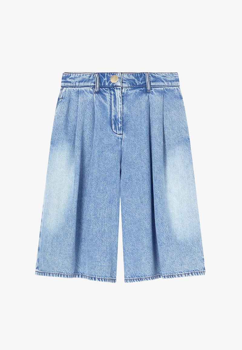 Lyseblå højtaljede denimshorts med folder, bæltestropper, knap foran og falmede områder på lårene.
