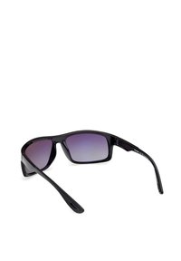 Černé sluneční brýle s gradientovými fialovými skly, ostrým designem obrouček a zakřivenými nohami. Mají hladký, lesklý povrch a decentní branding po straně.