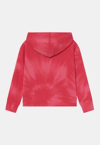 Felpa corta rossa con cappuccio a coulisse e maniche lunghe, con una texture di cotone liscia e senza decorazioni visibili.