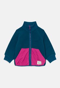 Veste en polaire de couleur bleu canard avec un col haut, présentant des poches avant rose vif et une fermeture éclair. Texture douce avec des poignets côtelés.