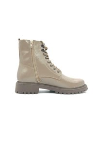 Bottines beiges en matériau brillant, avec une fermeture éclair latérale, des lacets et une semelle en caoutchouc rugueuse et texturée offrant une bonne adhérence.