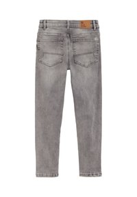 Sivi denim hlače z oprijetim krojem, ki imajo svetlo rjav usnjen oznako na pasu in dve zadnji žepki. Gladka tekstura in minimalno podrobnosti.