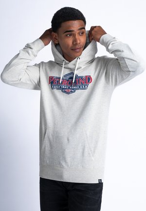 Sudadera gris clara de tela suave, con un gran estampado gráfico rojo y azul en el pecho, capucha con cordón y bolsillo frontal.