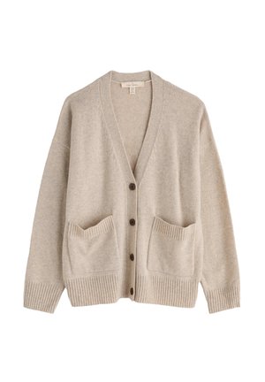 Cardigan en laine beige avec un col en V, fermeture à boutons sur le devant et deux poches à rabat. Présente des poignets et un ourlet côtelés pour une texture ajoutée.