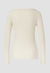 Kremowy sweter z długim rękawem i szerokim dekoltem. Miękka, teksturowana tkanina, dopasowany fason i bezszwowe plecy dla gładkiego wyglądu.
