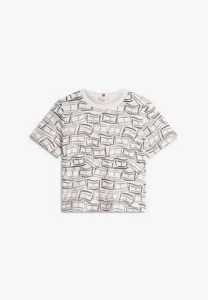 Bijela majica kratkih rukava s crnim apstraktnim geometrijskim uzorkom. Standardni okrugli izrez i opušteni kroj.