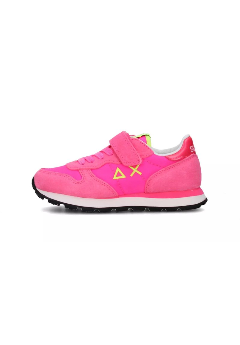 Sneaker in suede rosa con suola in gomma nera, intersuola bianca, cinturino regolabile e dettagli in neon giallo. Presenta lacci e logo a triangolo.