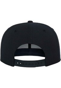 Casquette snapback noire avec un tissu texturé, visière plate et sangle en plastique ajustable. L'arrière présente un design simple sans logos ni embellissements.