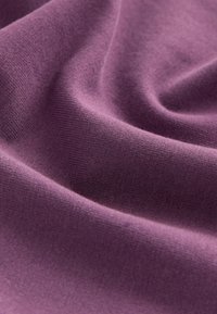 Fialová látka s měkkou, hladkou strukturou, která má jemné barevné odstíny a je lehká a pružná.