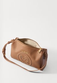Braune Lederhandtasche mit goldenen Akzenten, Reißverschluss und einem strukturierten Herzemuster. Sie hat einen verstellbaren Tragegurt und eine glatte Innenauskleidung.
