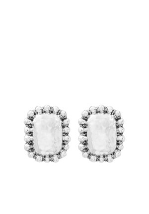 Paire de boucles d'oreilles rectangulaires en argent avec une texture martelée et des bords arrondis semblables à des perles sur un fond blanc.
