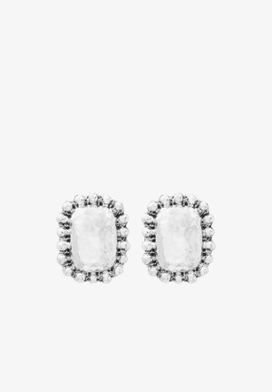 Paire de boucles d'oreilles rectangulaires en argent avec une texture martelée et des bords arrondis semblables à des perles sur un fond blanc.