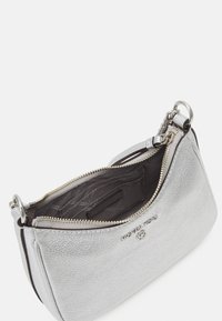 Sac à main en cuir argenté avec une finition texturée, fermeture éclair, accent en chaîne et intérieur contrastant comportant des emplacements pour cartes.