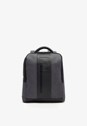 Mochila rectangular gris y negra con asa superior, bolsillo frontal vertical con cremallera y logotipo "Piquadro" en panel negro.