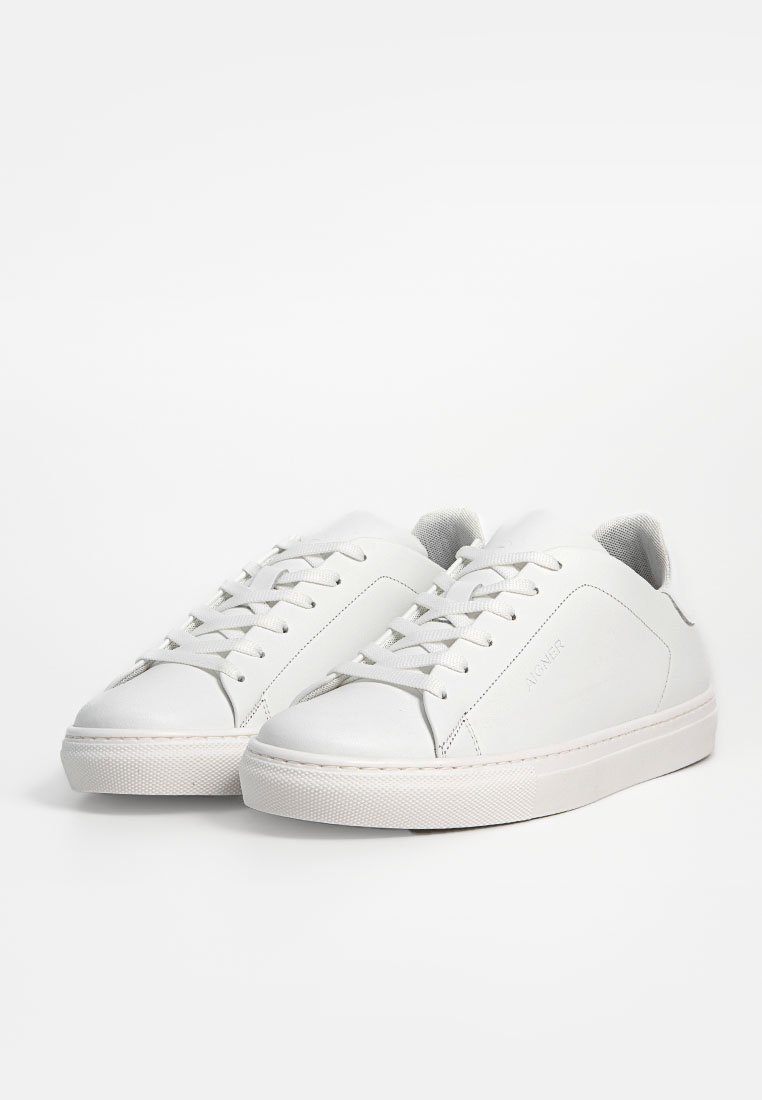 Weiße Leder-Sneaker mit flachen Schnürsenkeln, runder Zehenpartie, glatter Textur und einem minimalistischen Design, das ein kleines Logo an der Seite und eine Gummisohle aufweist.