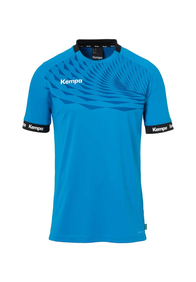 Blå sportskjorte med korte ærmer og sort krave, der præsenterer et dynamisk geometrisk mønster foran og sorte detaljer på ærmerne.