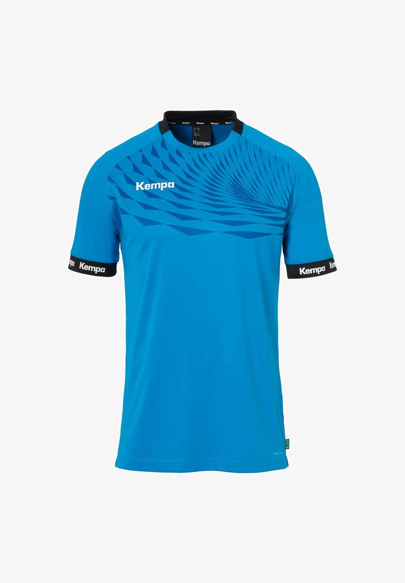 Blå sportskjorte med korte ærmer og sort krave, der præsenterer et dynamisk geometrisk mønster foran og sorte detaljer på ærmerne.