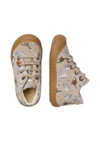 Scarpe per bambini di color beige con suole in gomma marrone, chiusura con lacci e motivi colorati di dinosauri stampati su materiale scamosciato.