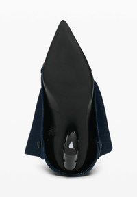 Cipele na visokom potpeticu s oštrom točkom u tamnoplavoj tkanini, s crnim gumenenim potplatom i elegantnim dizajnom bez vidljivih hardverskih dijelova ili uzoraka.