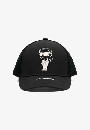 Cappellino trucker in rete nera con figura cartoon bianca che indossa occhiali da sole e completo, testo "KARL LAGERFELD" sulla visiera frontale.