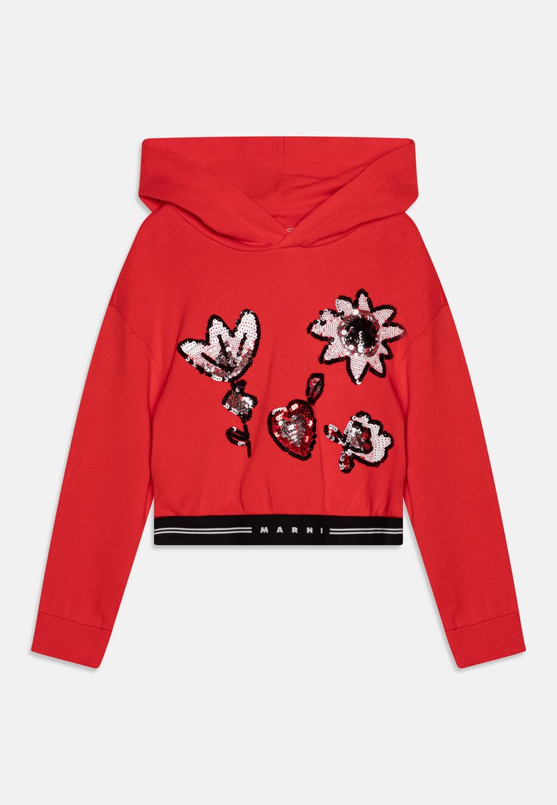 Moletom cropped vermelho com bolso frontal, apresentando embellishments de lantejoulas florais em preto e branco, e uma faixa preta contrastante com logotipo.