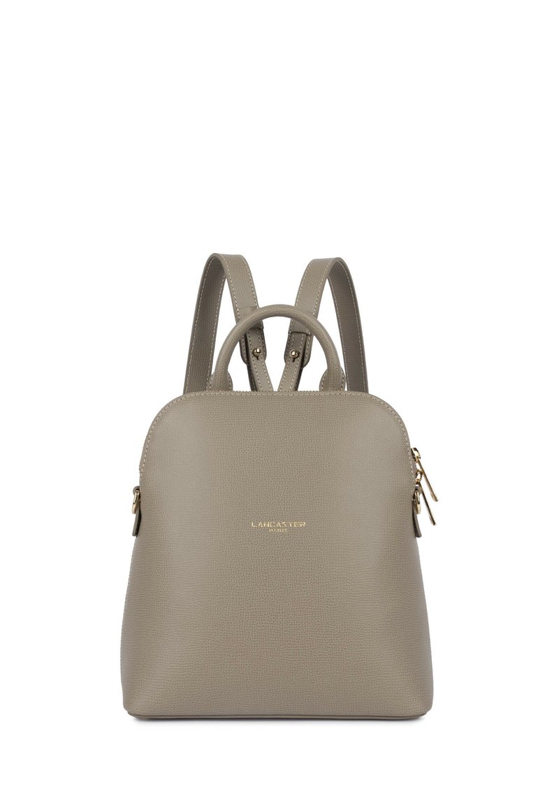 Grijze leren rugzak met korrelig oppervlak, dubbele schouderbanden, hardware in goudkleur en een reliëf van het merkembleem aan de voorkant voor extra detail.