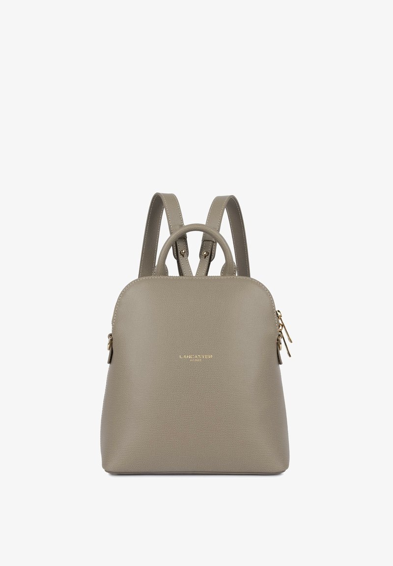 Grijze leren rugzak met korrelig oppervlak, dubbele schouderbanden, hardware in goudkleur en een reliëf van het merkembleem aan de voorkant voor extra detail.