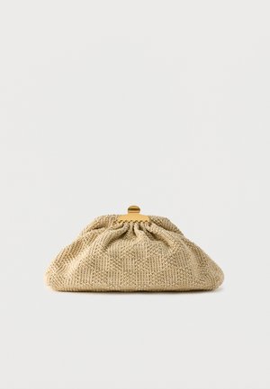 Pochette tricotée beige texturée avec une forme arrondie et une fermeture à clip en métal doré, sur fond blanc uni.