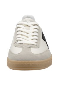 Sneakers bianchi in pelle con accenti in suede grigio, lacci bianchi piatti e suola in gomma. Presentano un logo nero testurizzato sul lato.