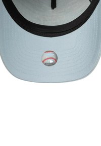 Hellblaues Baseballcap mit einem schwarzen Schirm, das auf der Unterseite des Schirms einen runden Aufkleber mit einem Baseballdesign zeigt.