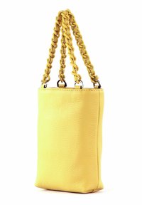 Sac à main en cuir jaune avec une surface texturée, doté d'une anse en chaîne tressée et de ferrures métalliques. Forme rectangulaire, design compact.
