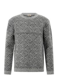 Grau gemusterter Pullover mit einem Diamantdesign, gerippten Bündchen und Saum, aus einem weichen, strukturierten Stoff gefertigt. Runder Halsausschnitt, lange Ärmel.