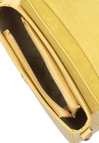 Geel leren handtas met een/textured suede klep. Beschikt over een bruine binnenkant, een ritszak en contrasterende stikseldetails.