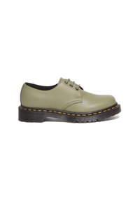Scarpa in pelle verde con lacci, punta rotonda, suola in gomma nera e cuciture gialle attorno alla suola. Texture liscia, design minimale.