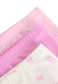 Tre par af bomulds trusser i lys pink, mellem pink og hvid, der har små rosa sløjfemønstre og elastisk taljedetaljer.