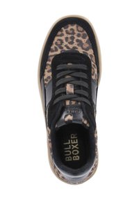 Sneaker mit einem Obermaterial aus Leoprint-Stoff, schwarzen Wildlederakzenten, schwarzen Schnürsenkeln und einer tanfarbenen Gummisohle. Mit einem markierten Fußbett.