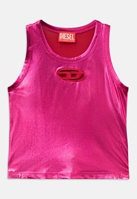 Crop top sans manches fuchsia en tissu brillant, avec un col rond et une petite découpe accentuée par un logo au centre.