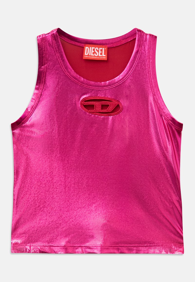 Crop top sans manches fuchsia en tissu brillant, avec un col rond et une petite découpe accentuée par un logo au centre.