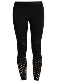 Černé sportovní legíny s perforovanými tečkovanými vzory na dolních nohách a s označeným pasem.