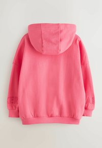 Huppari kirkkaan vaaleanpunaisesta fleecestä. Varusteena ribbaus hihansuissa ja helmassa, sekä "MAKER" broderattuna hihaan. Sileä pinta.