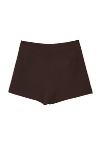 Pantaloni corti alti marroni con un design sartoriale, caratterizzati da pieghe davanti e un tessuto liscio e testurizzato. Senza tasche né decorazioni.
