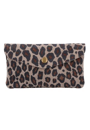 Kleine rechteckige Clutch mit Leopardenmuster, Klappe und einem einzelnen runden goldenen Knopfverschluss.