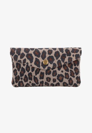 Kleine rechteckige Clutch mit Leopardenmuster, Klappe und einem einzelnen runden goldenen Knopfverschluss.