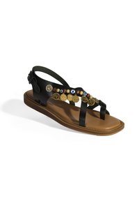Schwarze Ledersandale mit brauner Sohle, verziert mit dekorativen goldenen Münzen und Holzperlen über dem Riemen. Verstellbarer Knöchelriemen inklusive.