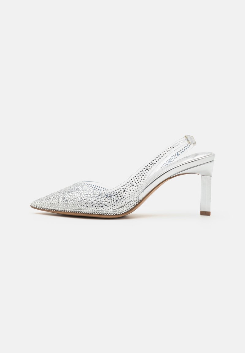 Chaussure argentée à talons hauts avec bride arrière, bout pointu et ornements en strass sur fond blanc.