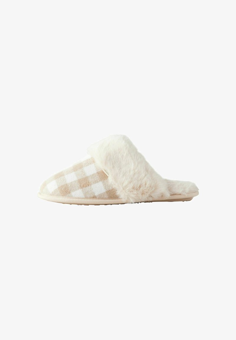 Beige og hvid ternet stofslipper med fluffy cremefarvet kant, kontureret form og tekstureret sål. Blødt materiale, åben bagside.
