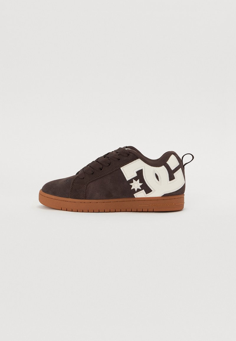 Braune Wildleder-Sneaker im Low-Top-Stil mit einer hellbraunen Gummisohle, ausgestattet mit einem großen weißen Logo und Sternen-Detail an der Seite, mit Schnürverschluss.