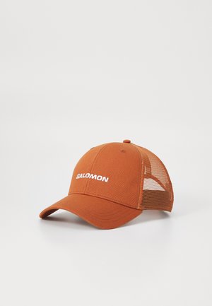 Oranžinė kepurė, pagaminta iš audinio su tinkleliu gale. Yra vientisas priekis su baltu "SALOMON" logotipu. Išlenktas kraštas ir reguliuojamas užsegimas.