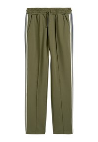 Olijfgroene broek met elastische tailleband en trekkoord. Voorzien van witte strepen aan de zijkanten. Gemaakt van zachte stof met zijzakken.